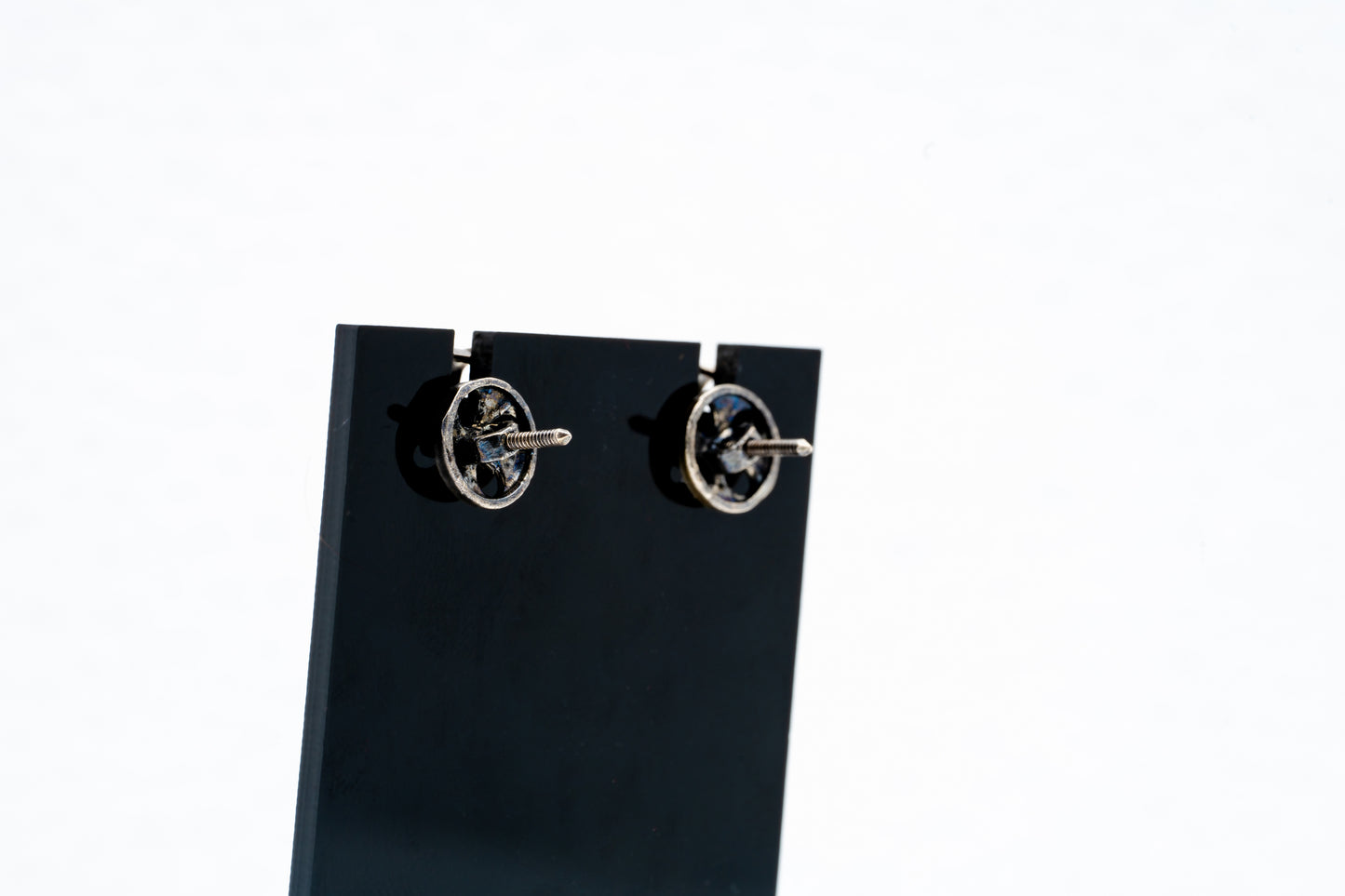 Manga earrings with blue stone